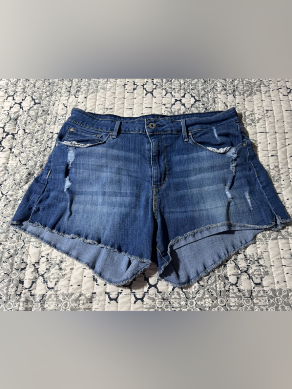 Signature Levi Strauss Stretch High Rise Distressed Cut Off Jean Shorts Size 16
